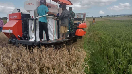 Mesin Panen Untuk Petani